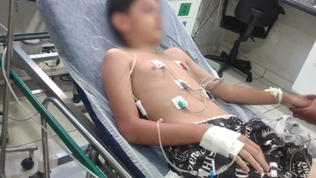 Menino induzido a comer lagartixa frita volta a ser internado