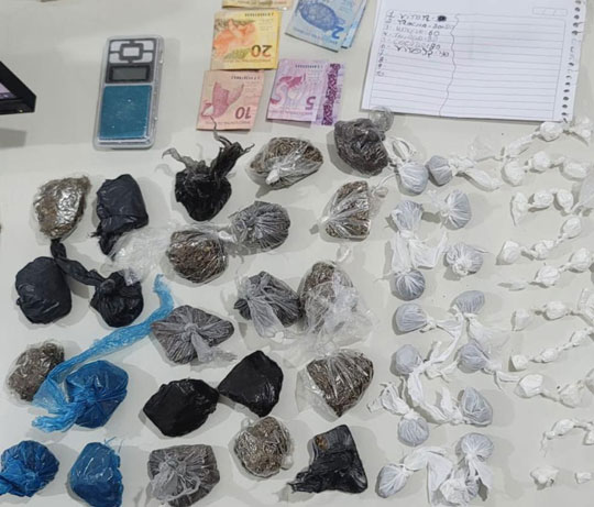 Em ações distintas, PM apreende dezenas de porções de maconha e cocaína em Serrinha