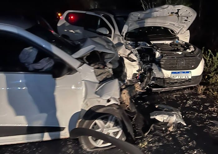 Colisão frontal envolvendo dois veículos de passeio deixa seis pessoas feridas na BR 324 – Tanquinho