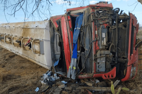 Motorista morre após caminhão-tanque virar na BR-324, próximo ao lixão de Capim Grosso