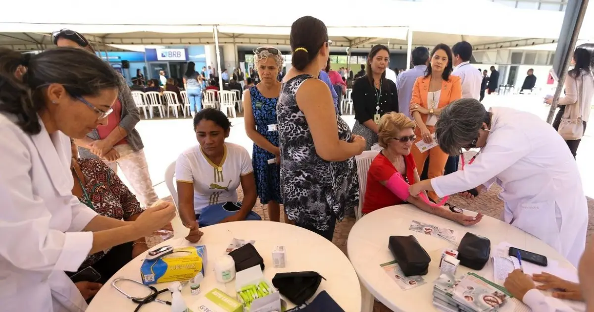 Mulheres passam a ter direito a acompanhante em atendimentos e procedimentos de saúde