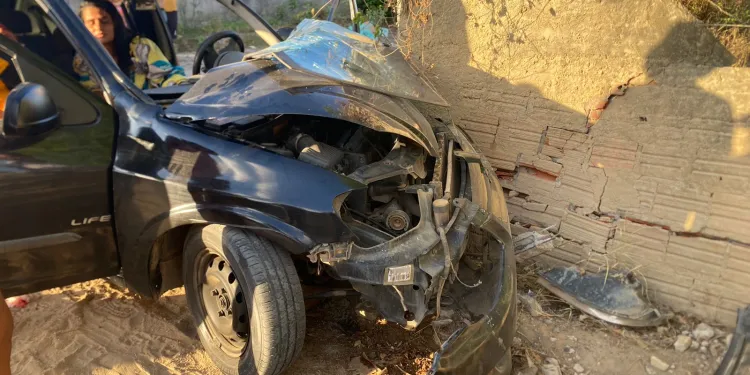 Casal fica ferido em colisão de carro em muro na zona rural Conceição do Coité