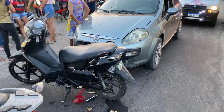 Duas mulheres ficam feridas após moto ser atingida por carro em Coité