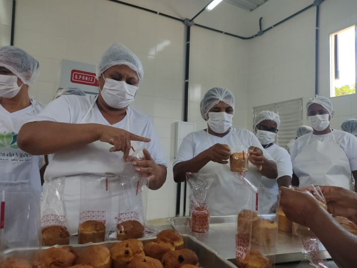 Com nova unidade de beneficiamento, mulheres agricultoras preparam vendas de panetone de mandioca