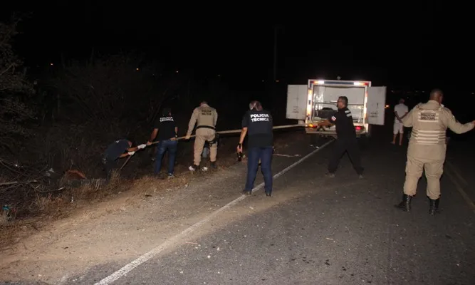 Colisão envolvendo carro e moto deixa dois mortos na BA 411