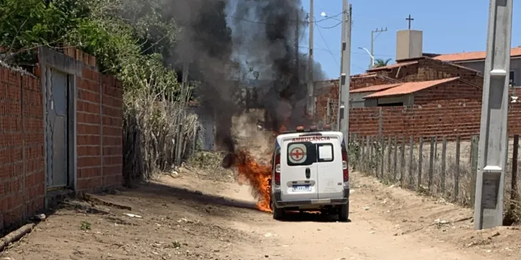 Ambulância do município pega fogo quando trafegava pela cidade
