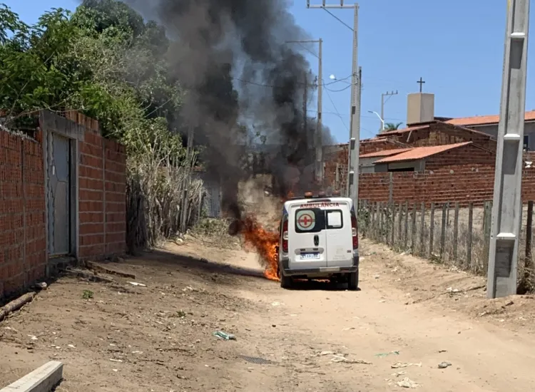 Ambulância do município pega fogo quando trafegava pela cidade