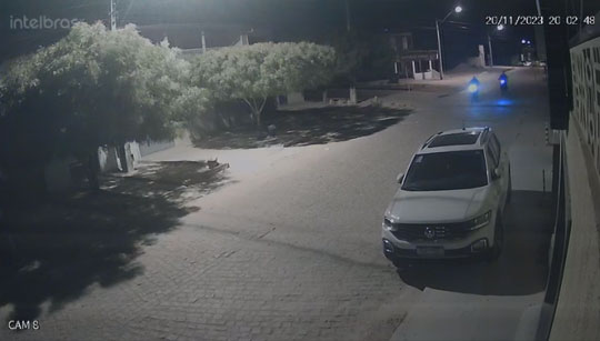 Assaltantes roubam moto e celulares em praça em frente à escola no Centro de Santaluz