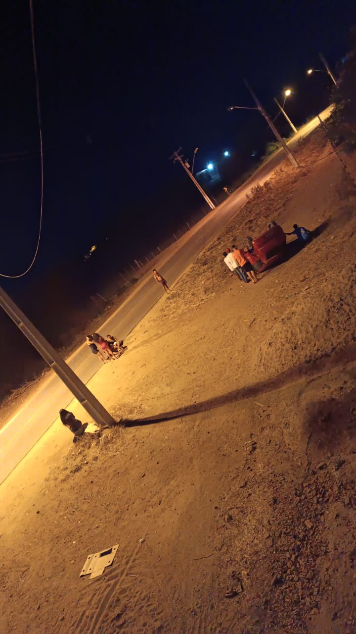 Queimadas: Motorista capota carro na  BA 120