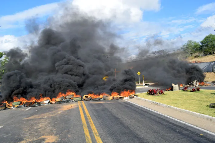 Em protesto contra a Embasa, moradores de Baixa Grande fecharam a BA-052