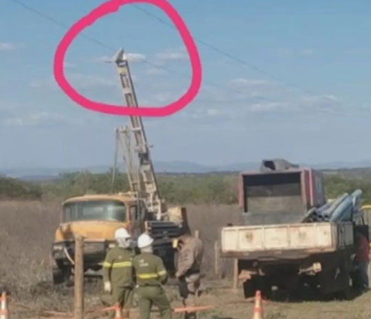 Homens morrem eletrocutados após máquina encostar em fio de alta tensão enquanto perfuravam poço artesiano na Bahia