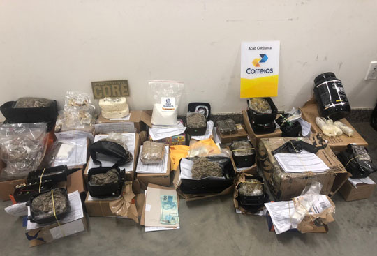 Drogas avaliadas em R$ 300 mil são encontradas em encomendas dos Correios na Bahia e apreendidas pela polícia
