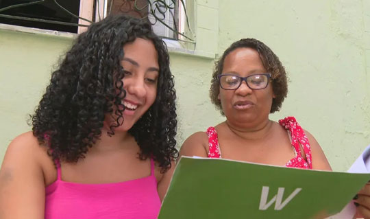 Jovem de 18 anos que esperava quíntuplos perde os bebês