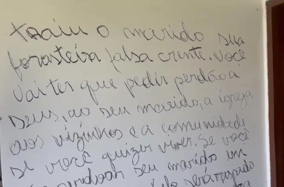 Suspeito de matar ex-companheira e escrever mensagem de ódio na casa da vítima é preso na Bahia