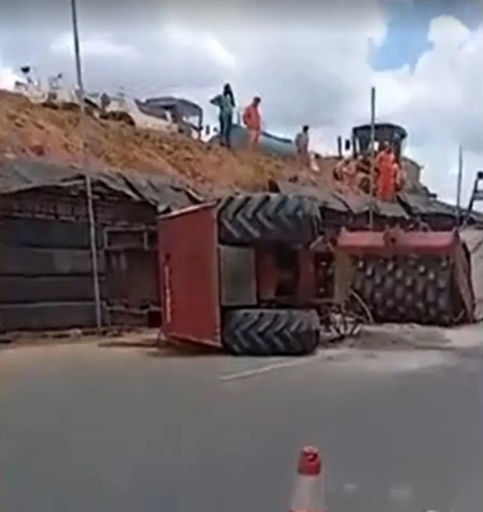 Trator cai em cima de trabalhador e homem fica com perna ferida na Bahia