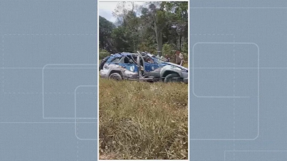Policiais militares ficam feridos após viatura capotar durante perseguição a carro no sul da Bahia