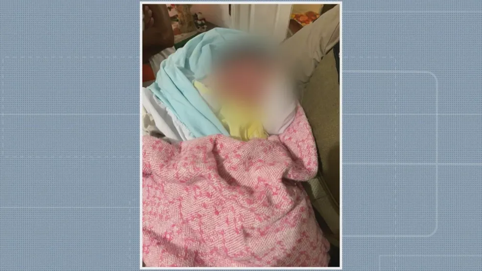 Bebê é resgatado com vida após ser encontrado dentro de saco plástico na Região Metropolitana de Salvador