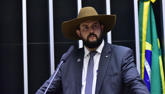 Justiça determina medida protetiva para ex-noiva do deputado federal Zé Trovão após denúncia de agressão