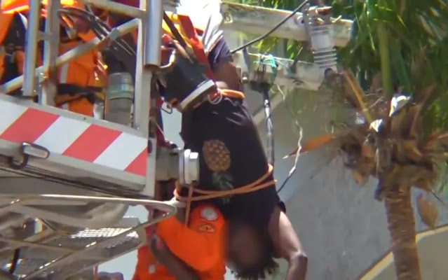 Homem fica pendurado em poste após sofrer descarga elétrica ao tentar furtar fiação