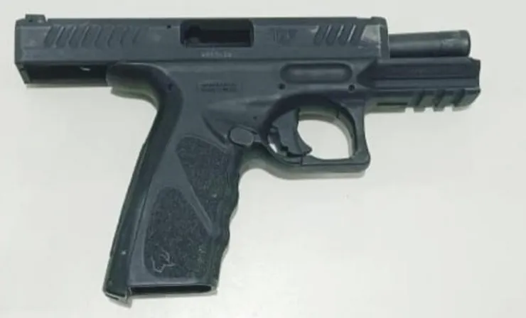 Homem é detido em Serrinha após ser flagrado com pistola e munições escondidas em veículo