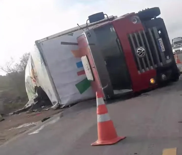 Acidente envolvendo veículo de passeio e caminhão é registrado na BR-116 em Serrinha