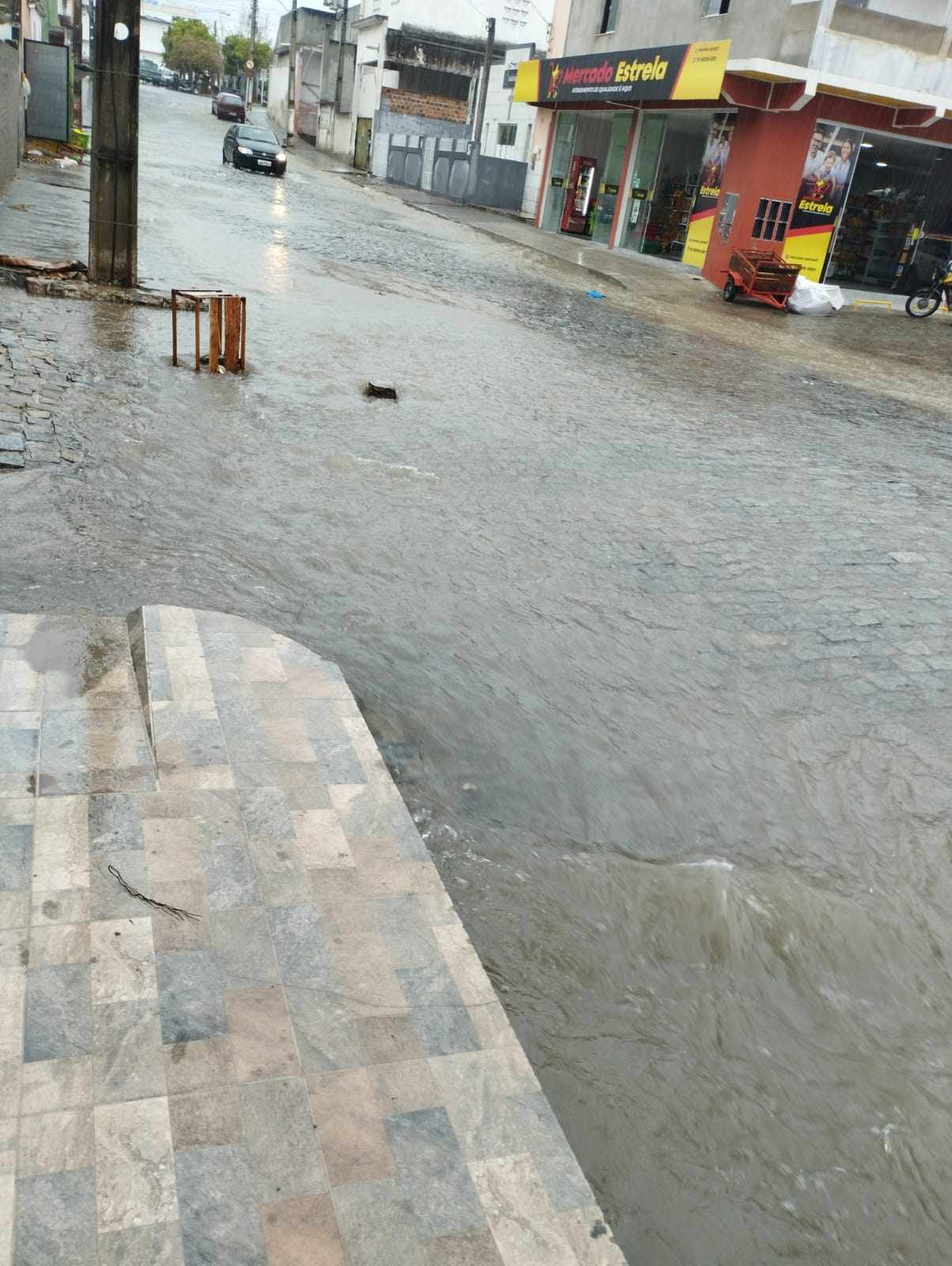 Valente : Chuva forte deixa carro ilhado e Ruas alagadas, Veja o vídeo