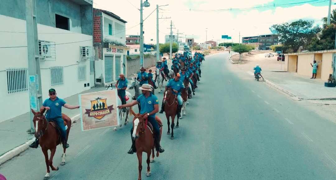Queimadas : Grupo Coragem Realiza entrega de  cestas básicas para famílias carentes