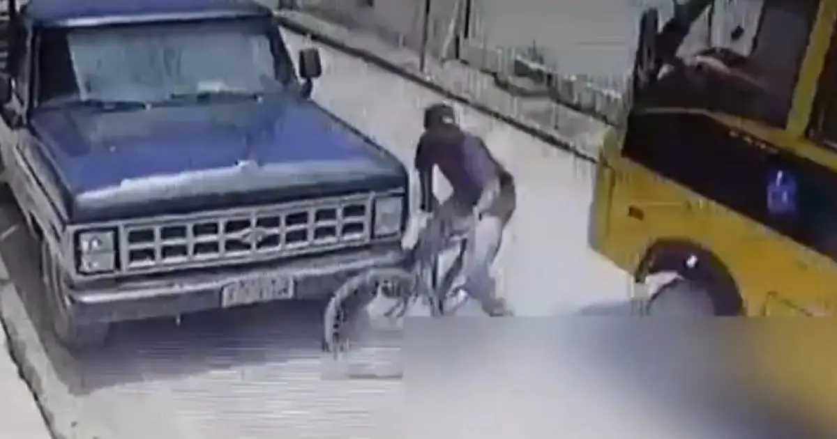 Homem morre após se desequilibrar de bicicleta e cair embaixo de ônibus escolar na Bahia