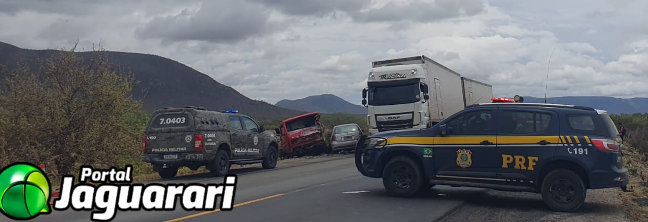 Veículo pego fogo após batida com caminhão e deixa dois mortos e um ferido na BR 407, em Jaguarari