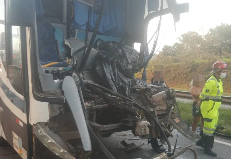 Motorista de ônibus de turísmo com sede em Araci morre em batida com carreta no Sul de Minas