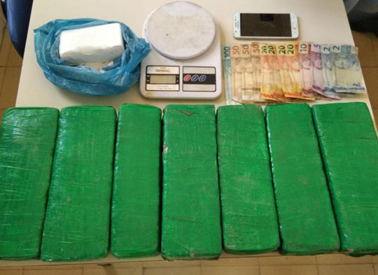 Suspeito de cometer homicídio em Conceição do Coité escapa da PM em Retirolândia; companheira dele é presa e drogas são apreendidas