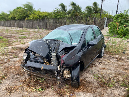 Motorista perde controle do carro e bate em árvore às margens da BA-120, em Conceição do Coité