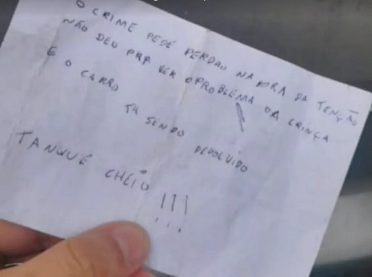 Ladrões encontram cadeirinha de criança com deficiência, devolvem carro roubado e deixam bilhete: ‘O crime pede perdão’