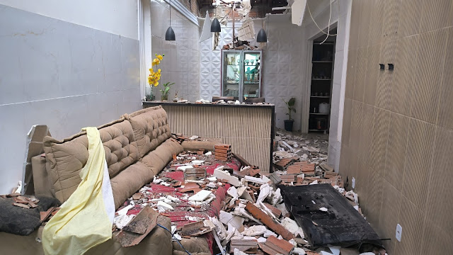 Chuva com vento derruba telhado de prédio, atinge casas e deixa mulher ferida no Bairro Jacobina IV