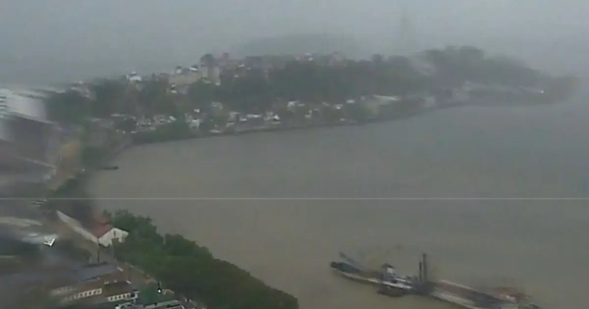 Chuva forte em Ilhéus alaga ruas, derruba árvores em BR e registra granizo em bairro