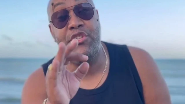 Cantor gospel ‘se reta’ e faz vídeo após ser criticado por crentes: “Vá se lascar