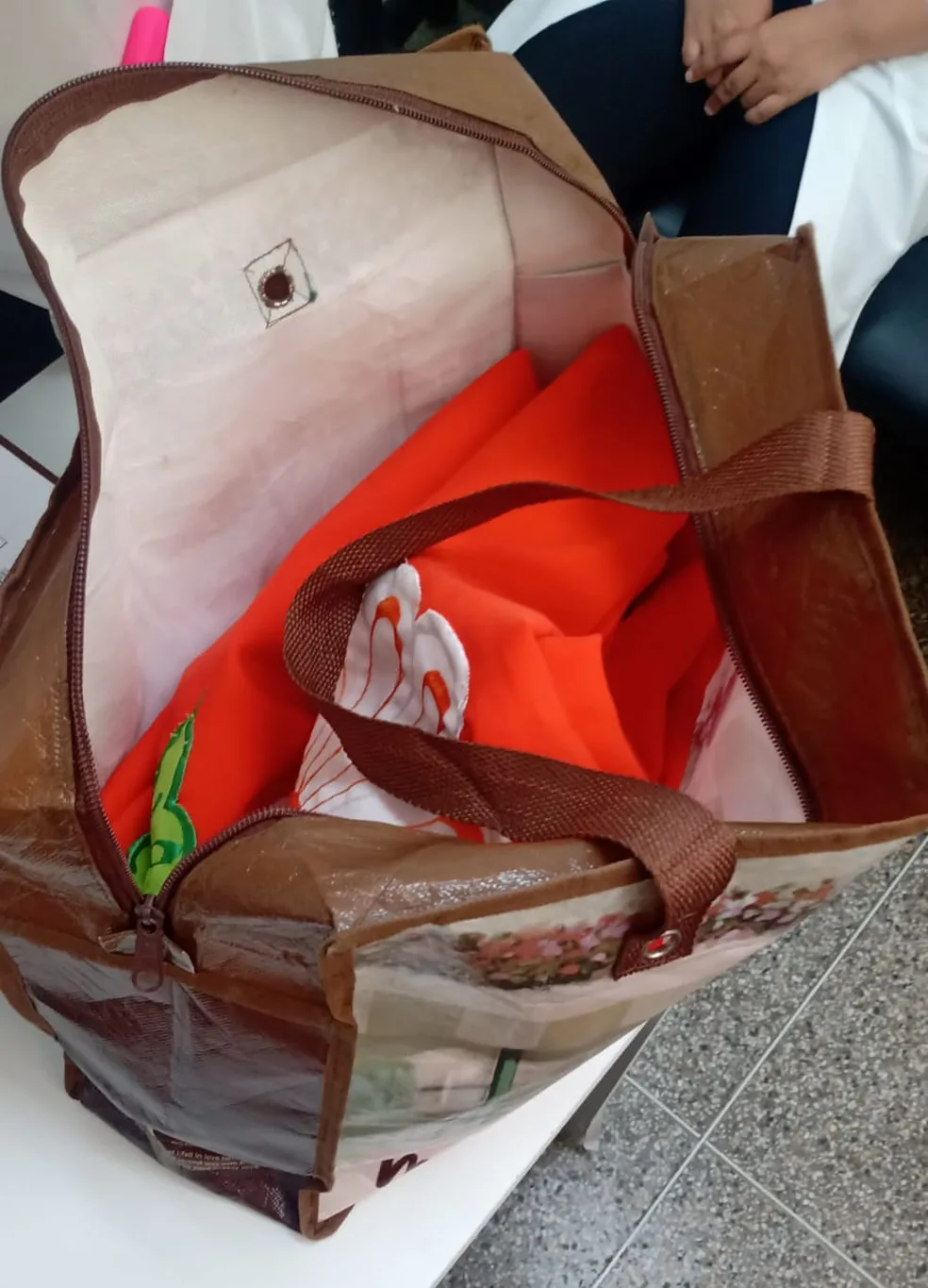 Mãe de recém-nascido encontrado dentro de sacola na Bahia é identificada e diz estar arrependida