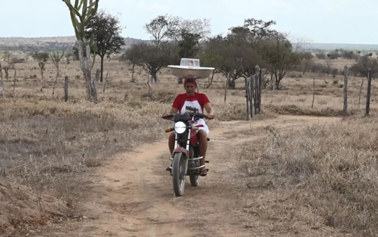 Confeiteira de Queimadas viraliza ao entregar bolos de forma inusitada e fica conhecida como ‘mulher da bacia na cabeça’; conheça