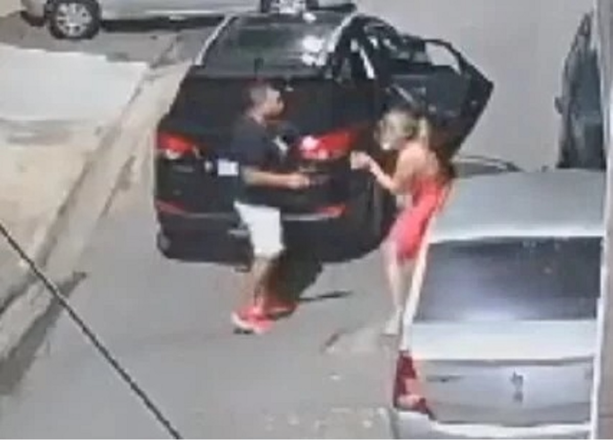 PM soca esposa e a mata com tiros no meio da rua em SP