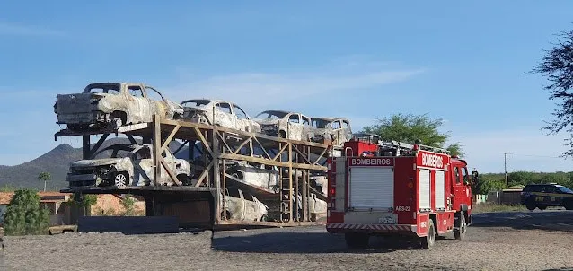 Onze veículos são destruídos após carreta cegonha ser consumida pelo fogo na BR 407