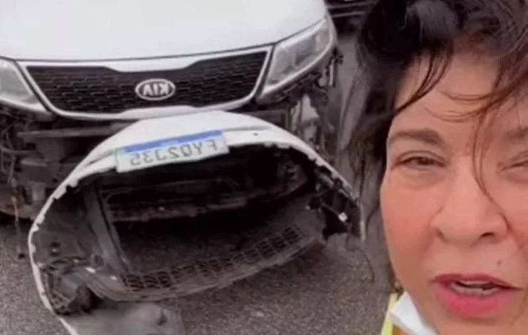 Roberta Miranda sofre acidente de carro