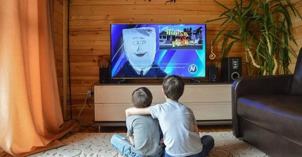 Quanto tempo uma criança pode ficar na frente da Tv? Estudo mostra impacto na vida adulta