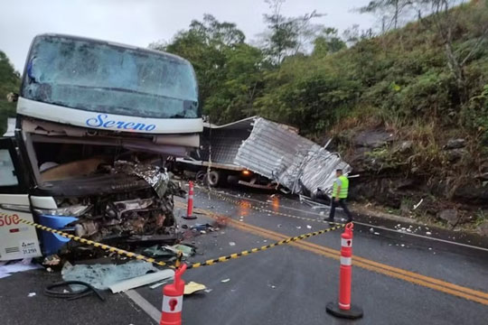 Batida com carreta destrói frente de ônibus que seguia para cidade da Bahia e deixa morto e feridos na BR-116, em MG