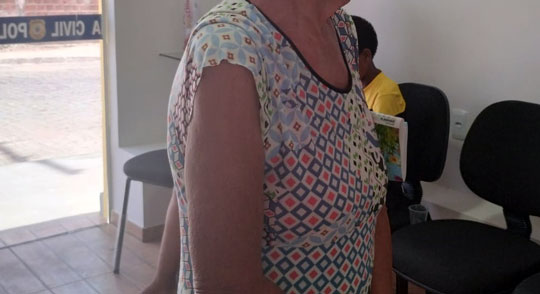 Em plena luz do dia, idosa de 74 anos é assaltada e agredida em Queimadas
