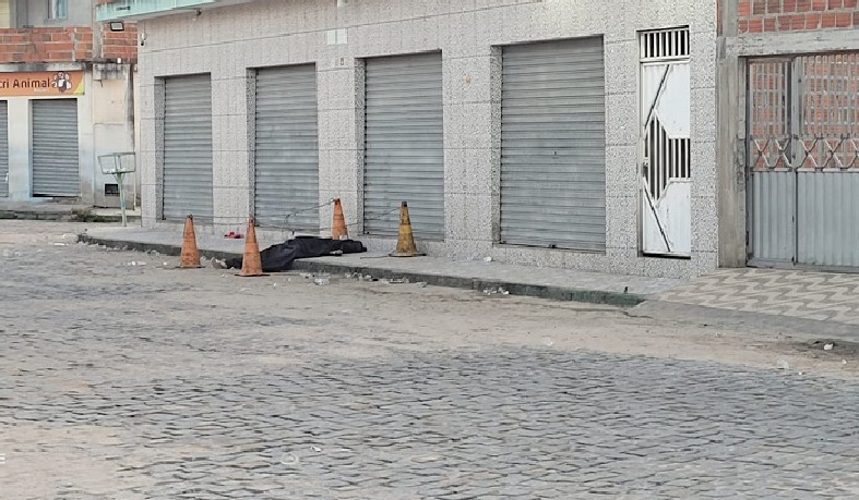 Santaluz: Adolescente é morta a facadas após briga em bar; acusada é presa pela PM