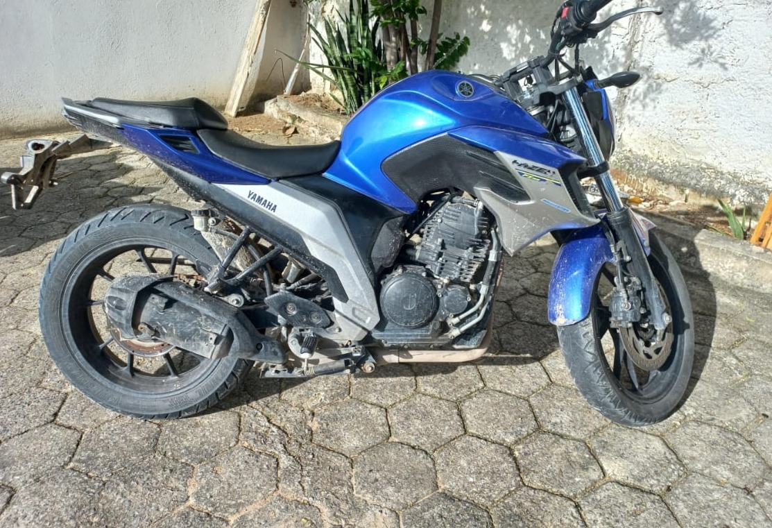 PM prende dois com arma e drogas em Cansanção; suspeito teria participado de assalto em loja