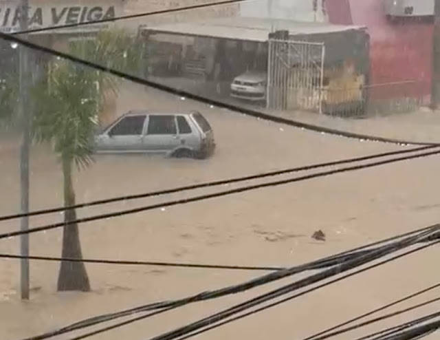 Forte chuva provoca alagamentos em Capim Grosso