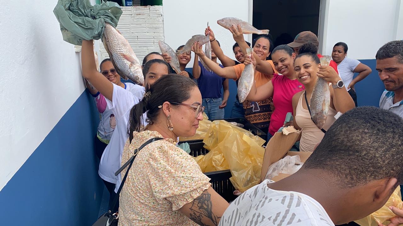 Famílias de Nordestina recebem cestas e peixes para a Semana Santa