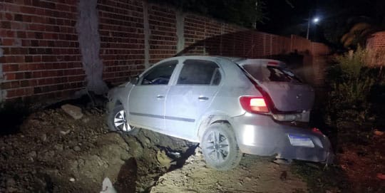 Dupla rouba postos em Santaluz e capota carro na fuga; veja vídeos