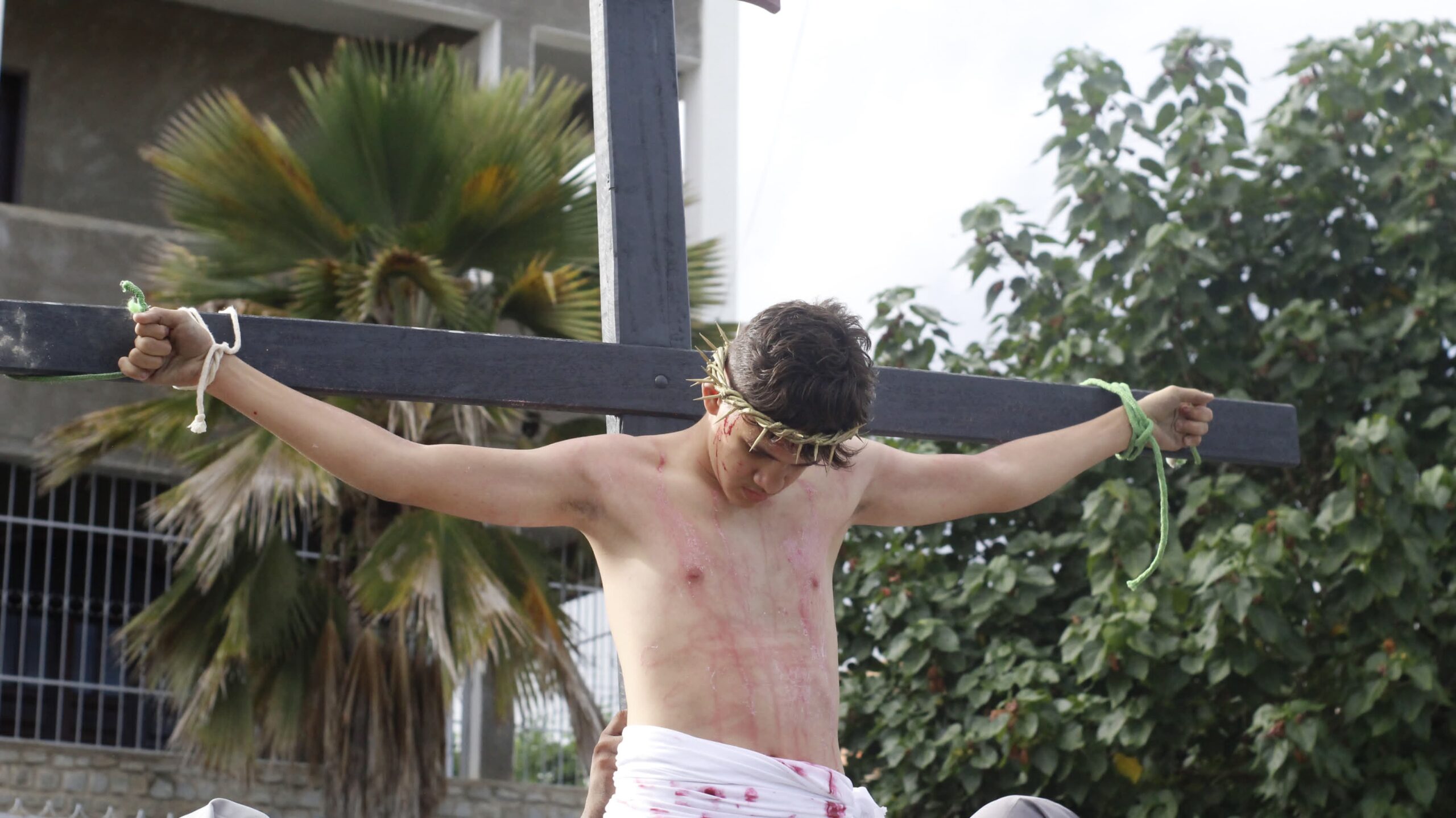 Semana Santa: Igreja Católica em Queimadas realiza “via sacra” pelas ruas da cidade